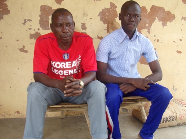 Coulibaly Siriki (à gauche chemise bleue) en compagnie de son père (en rouge), lors de l&#039;entretien