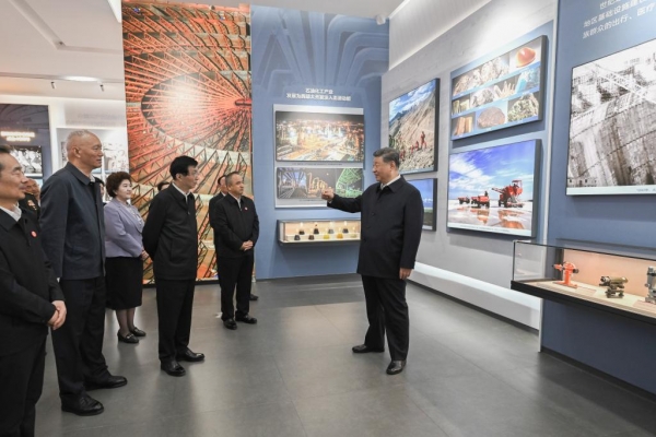 Xi Jinping visite l&#039;exposition marquant le 70e anniversaire de la fondation de la région autonome ouïgoure du Xinjiang