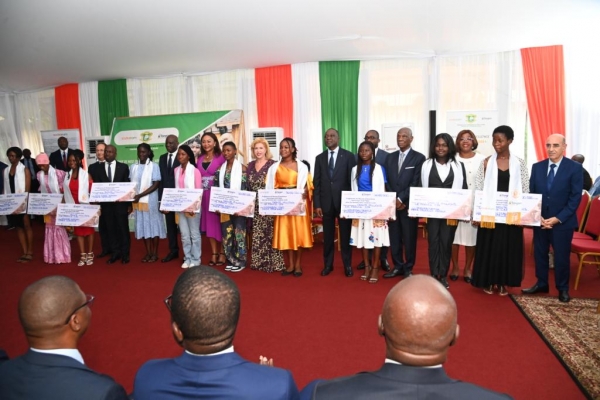 Côte d&#039;Ivoire/Aviation civile: Onze jeunes femmes, lauréates de la &quot;Bourse Dominique Ouattara&quot;