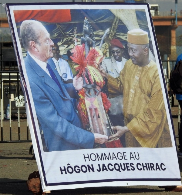 Mali/ Festival Dogon : Jacques Chirac reçoit les funérailles traditionnelles en sa qualité de « sage Hogon »