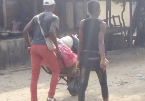 Côte d’Ivoire-Reportage : “Tantie, brouette ?”, pénible vie d’enfants qui chargent plus lourds que leur corps