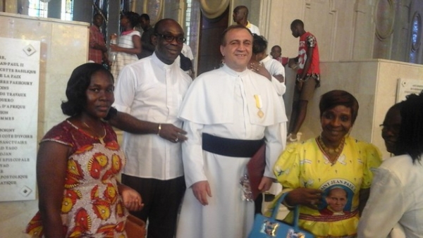 Le recteur sortant de la Basilique Notre Dame de la PAIX de Yamoussoukro le père Stanislas Skuza entouré de ses fidèles
