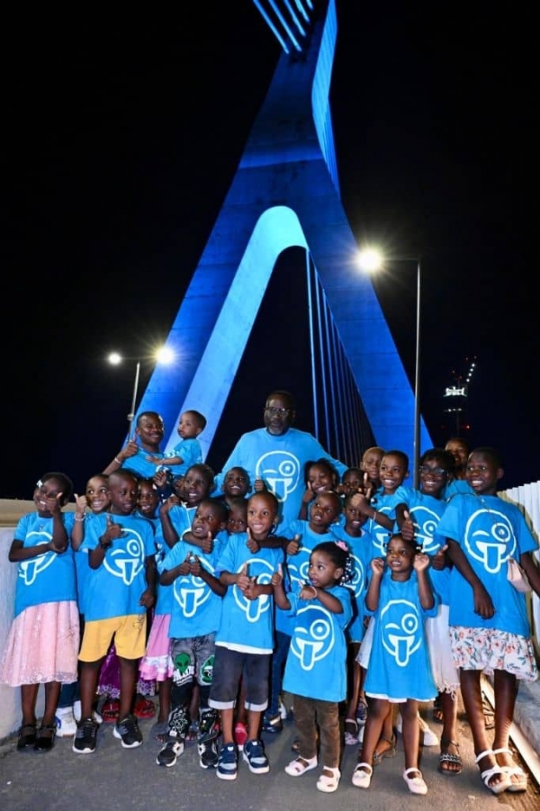 Côte d&#039;Ivoire/Droits des enfants: l&#039;UNICEF illumine le pont ADO d&#039;une lumière bleue