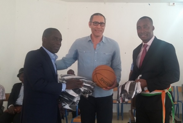 L&#039;ex-basketteur Richard Dakoury remet équipement à la commune (Photo AIP)