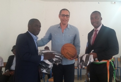 L&#039;ex-basketteur Richard Dakoury remet équipement à la commune (Photo AIP)