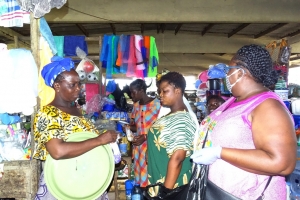Côte d’Ivoire/ Actions sociales :l’ONG Nklo Bakan offre des kits sanitaires et alimentaires aux populations de Jacqueville.
