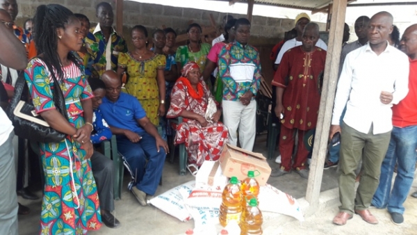 Les fidèles des Assemblées de Dieu offre des vivres à l’orphelinat de Soubré (crédit AIP)