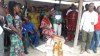 Les fid&egrave;les des Assembl&eacute;es de Dieu offre des vivres &agrave; l&rsquo;orphelinat de Soubr&eacute; (cr&eacute;dit AIP)