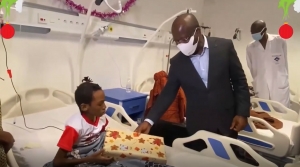 Côte d’Ivoire/ Noël 2021: Le Ministre de la Santé, Pierre Dimba, aux côtés d’enfants hospitalisés