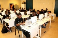 Une salle de classe &eacute;quip&eacute;e d'ordinateurs (Image d'archives, DR)