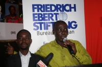 Kouadio Amonzame (&agrave; droite, micro &agrave; la main) s'est engag&eacute; &agrave; f&eacute;d&eacute;rer les actions syndicales dans le secteur des m&eacute;dias, pour l'am&eacute;lioration des conditions de vie des journaliste et agents des organes de presse