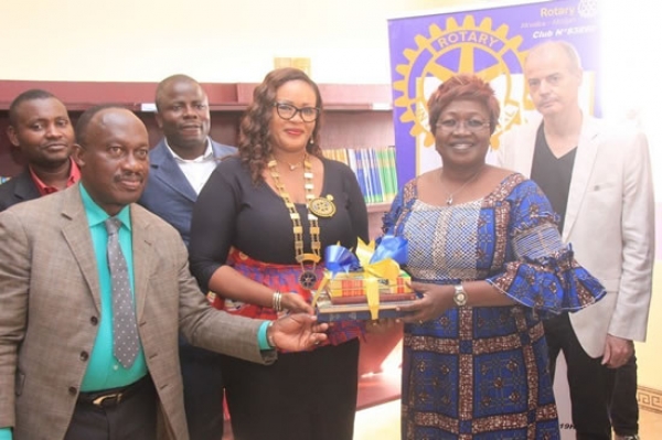 Remise symbolique des livres du Rotary à la bilbiothèque de Marcory