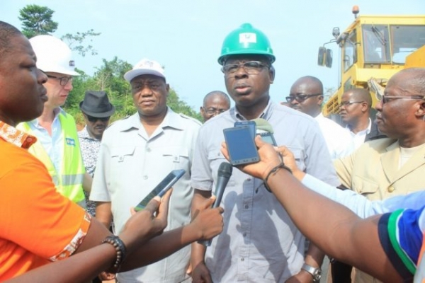 Le ministre des Infrastructures économiques, Dr Kouakou Koffi Amédé visitant des chantiers pour s’enquérir de l’état d’avancement des travaux des axes routiers