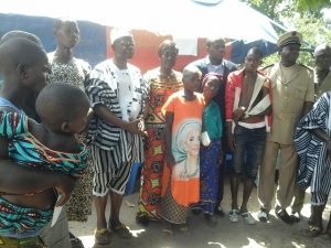 La Ministre Mariatou Koné pose avec les survivants du drame de Lamapleu (Man). (Lamapleu,, 18 févr. 2016)