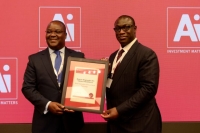 Le DG de la BRVM (&agrave; gauche) recevant le prix de la Bourse la plus innovante en Afrique