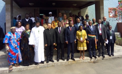 Le Médiateur N&#039;Golo Coulibaly et le ministre d&#039;Etat Ahoussou Jeannot, au centre, entourés des Ombusmen et Médiateurs à l&#039;atelier de Grand-Bassam