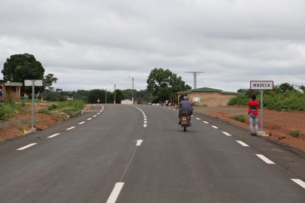 Une route transfrontali&egrave;re construite par une entreprise chinoise ouvre la voie au bien-&ecirc;tre des habitants du nord ivoirien (REPORTAGE)