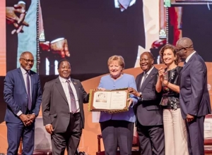 Prix Félix Houphouët-Boigny : Alassane Ouattara rend un hommage appuyé à Angela Merkel