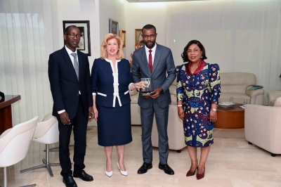 Ebony 2025: Dominique Ouattara re&ccedil;oit le journaliste Elvis Gouza, laur&eacute;at du prix CNS-RAMEDE CI 2025