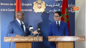 Le ministre angolais des Affaires étrangères, Georges Rebelo Pinto Chikoti (à gauche) et son homologue marocain, Nasser Bourita (à droite) ont décidé, le lundi 20 juin 2017, d’instaurer un dialogue fructueux concernant les relations bilatérales et notamment la question du Sahara