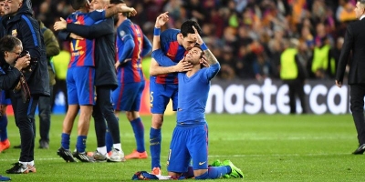 La fin du match Barcelone-Paris Saint Germain, l&#039;attaquant barcelonais Neymar remercie le ciel