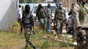 Côte d’Ivoire-Mutinerie : Des mutins sensibilisent leurs camarades à accepter l’accord proposé par le gouvernement, les barricades levées à Abidjan