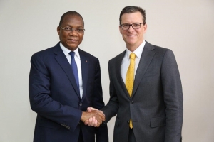 Le nouveau président directeur général de MTN Group, Rob Shuter et le ministre de la Communication, de l’Economie Numérique et de la Poste, Bruno Koné.