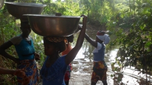 Des jeunes filles à la recherche d&#039;eau à Vavoua
