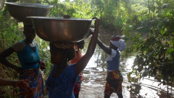 Des jeunes filles à la recherche d&#039;eau à Vavoua