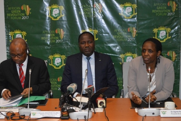 M. Chiji Ojukwu (BAD), le ministre Sangafowa Coulibaly et Dr Agnes Kalibata (AGRA), le 13/04/2017 à Abidjan