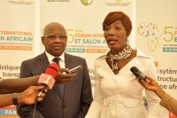 Le commissaire g&eacute;n&eacute;ral, Magnati&eacute; Bamba et le Directeur de cabinet du ministre des Transports, Soro Benjamin expliquent le d&eacute;roulement du salon