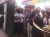 Le parrain, l'ambassadeur d'Espagne en C&ocirc;te d'Ivoire, coupe le ruban &agrave; l'entr&eacute;e de l'une des unit&eacute;s de transformation du manioc et du riz