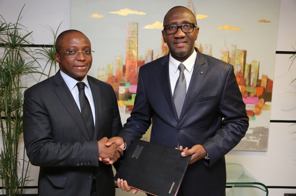 L&#039;ex-directeur général d&#039;ABI, le ministre Souleymane Diarrassouba (à droite) et le nouveau directeur général, Habib Koné (à gauche) lors de la passation de charges