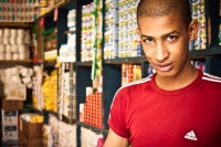Un jeune commer&ccedil;ant mauritanien &agrave; Abidjan. Cr&eacute;dit photo : Samuel Ouedraogo