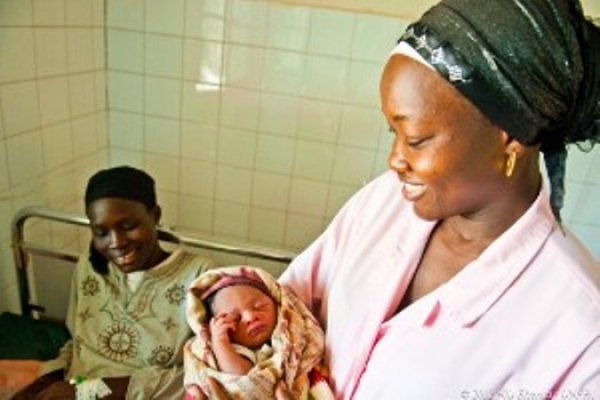 (Archives) Une nouvelle mère tenant son bébé, Photo: PNUD