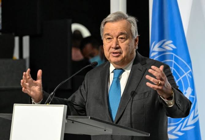 Changement climatique : Antonio Guterres accuse les géants pétroliers d'avoir transformé l'atmosphère en "une décharge à ciel ouvert".