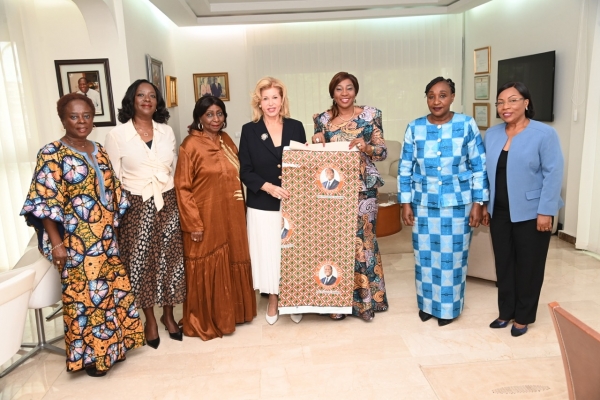 Côte d'Ivoire : la Première Dame Dominique Ouattara reçoit la présidente du Senat et une délégation des femmes du RHDP