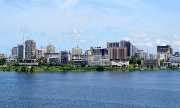 Côte d’Ivoire : les structures commerciales polluent au quotidien Abidjan avec 6 887 kg de déchets