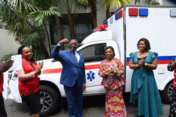 Côte d’Ivoire : la 1ère Dame offre une ambulance médicalisée à la Croix-Rouge