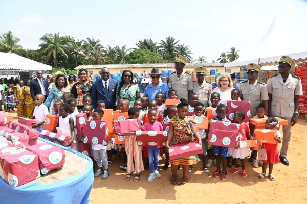 Côte d’Ivoire : la Première Dame Dominique Ouattara fait des dons d’une valeur de 38 millions FCFA aux populations d’Assinie
