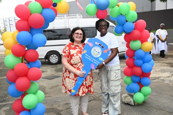 Côte d’Ivoire : la Première Dame offre un van à une ONG et des cadeaux aux enfants atteints de cancer